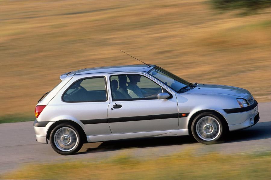  Ford Fiesta 2000 года  (фото 32 из 40)